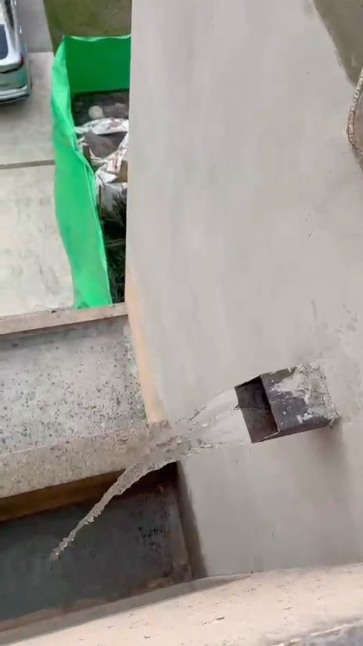 💧 Una obra segura también se verifica antes de entregar Antes de cerrar una etapa de obra, realizamos una prueba hidráulica en cubiertas y techos para comprobar que el sistema de impermeabilización funcione correctamente. #nordeltatigre #arquitectura #tigremunicipio #impermeabilizacióndetechos #garantia