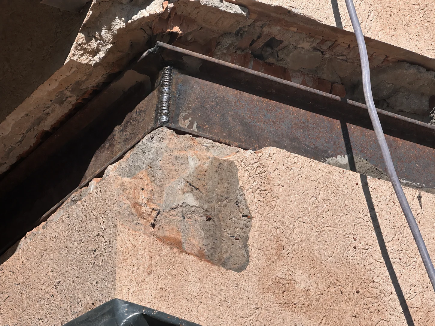 Perfil IPN incorporado en un muro existente como refuerzo estructural