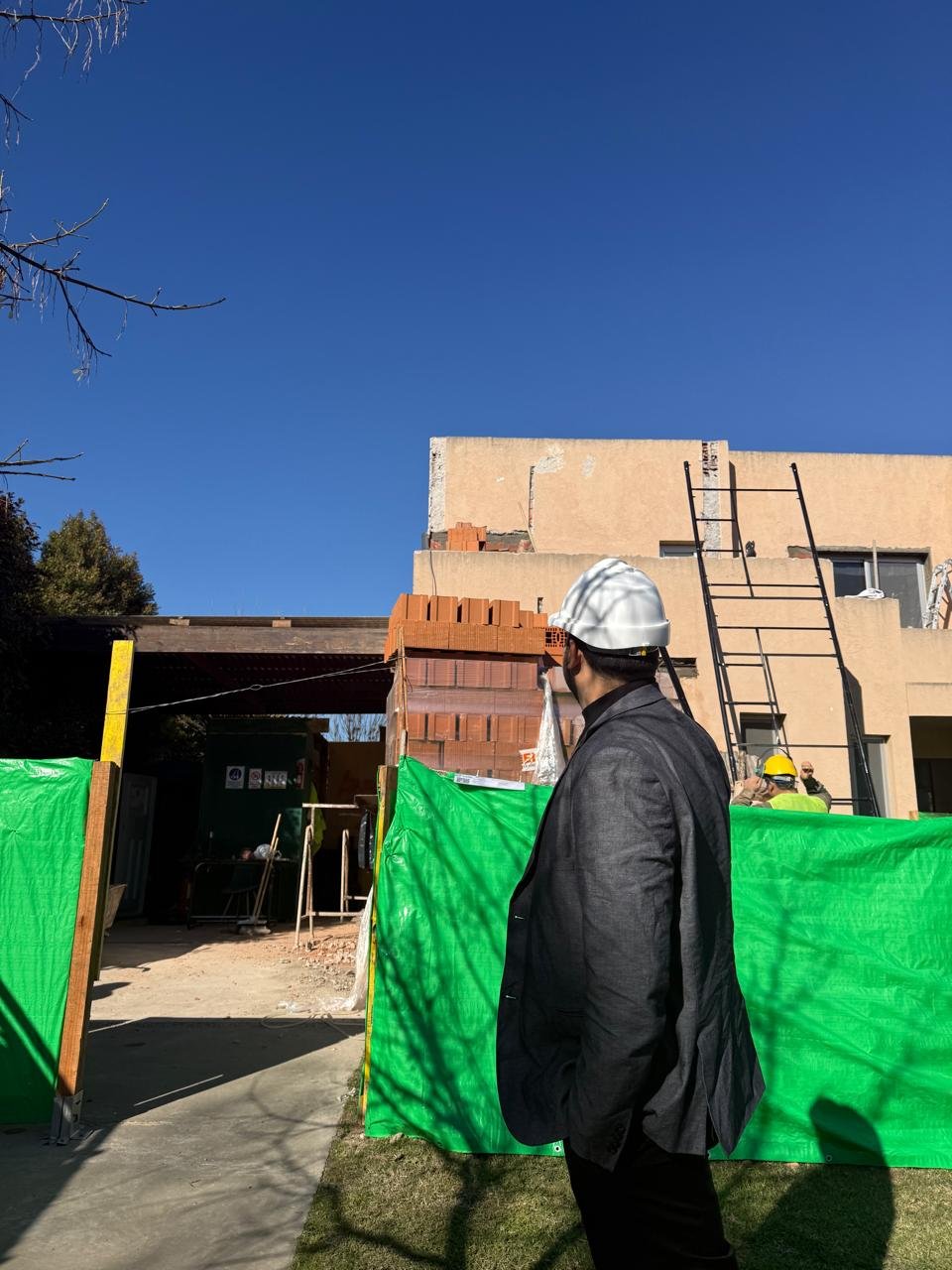 Damián Fiorentini Nutz dirigiendo una obra de ampliación con casco y presencia en campo