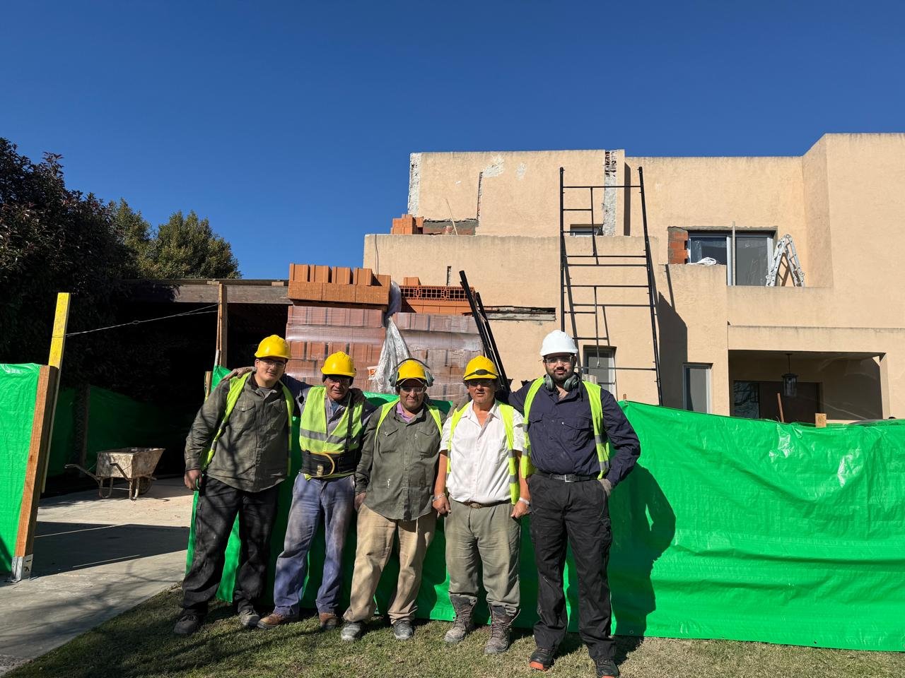 Equipo de trabajadores de Arquiener S.A. junto a Damián Fiorentini Nutz en una obra