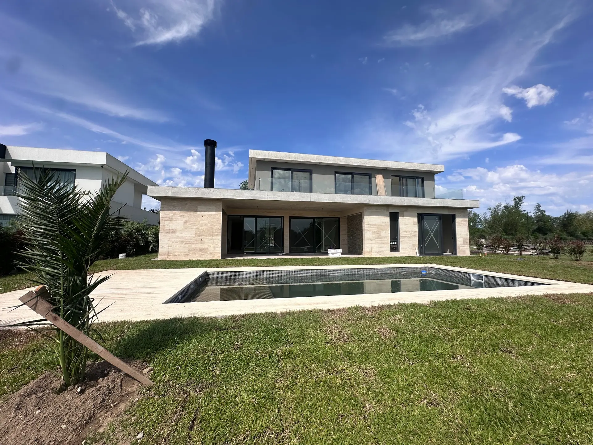 Vivienda contemporánea de dos plantas ejecutada por Arquiener S.A.