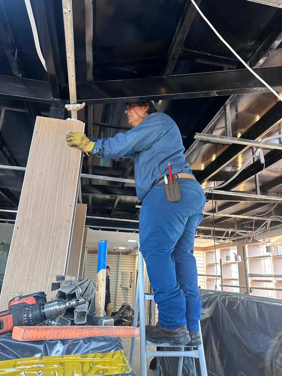 Renovación comercial y refuerzo metálico — registro real de obra 06