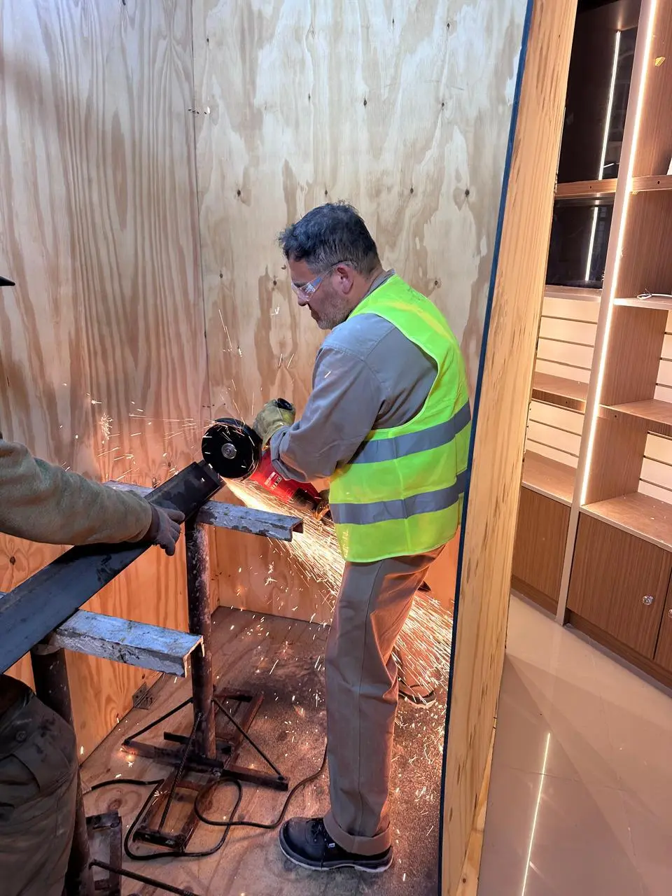 Renovación comercial y refuerzo metálico — registro real de obra 07