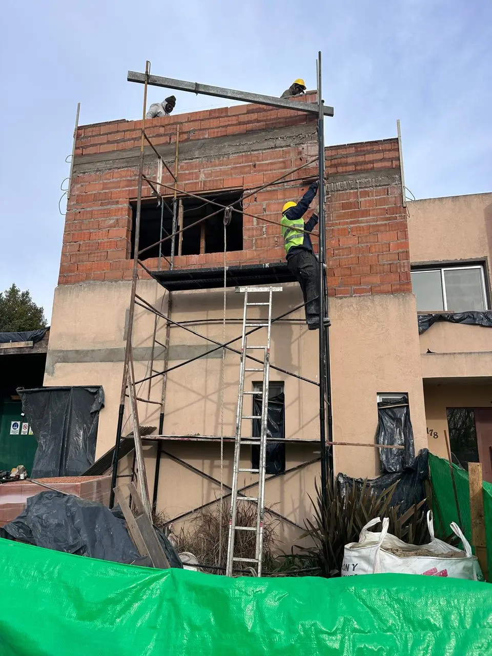 Renovación comercial y refuerzo metálico — registro real de obra 10