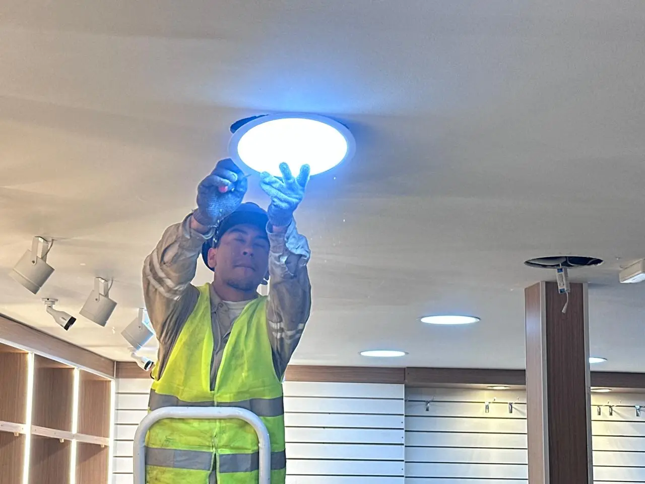 Renovación comercial y refuerzo metálico — registro real de obra 11