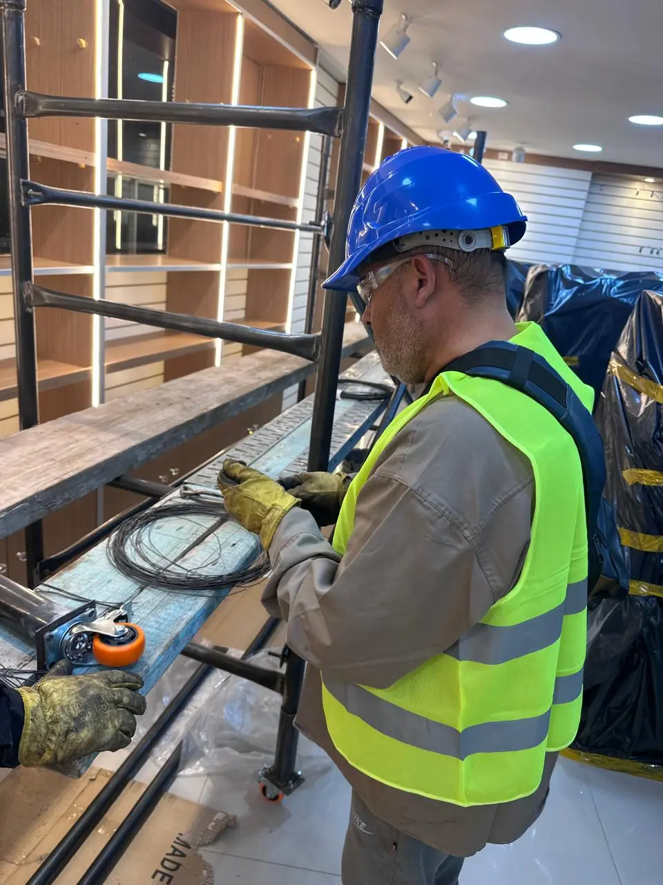 Renovación comercial y refuerzo metálico — registro real de obra 12