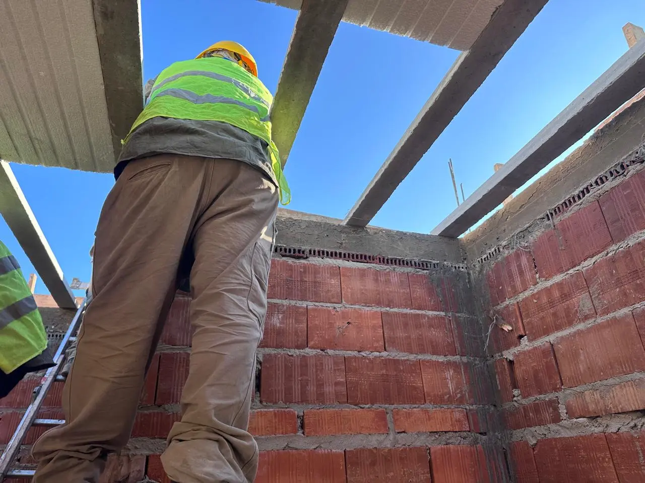 Renovación comercial y refuerzo metálico — registro real de obra 14