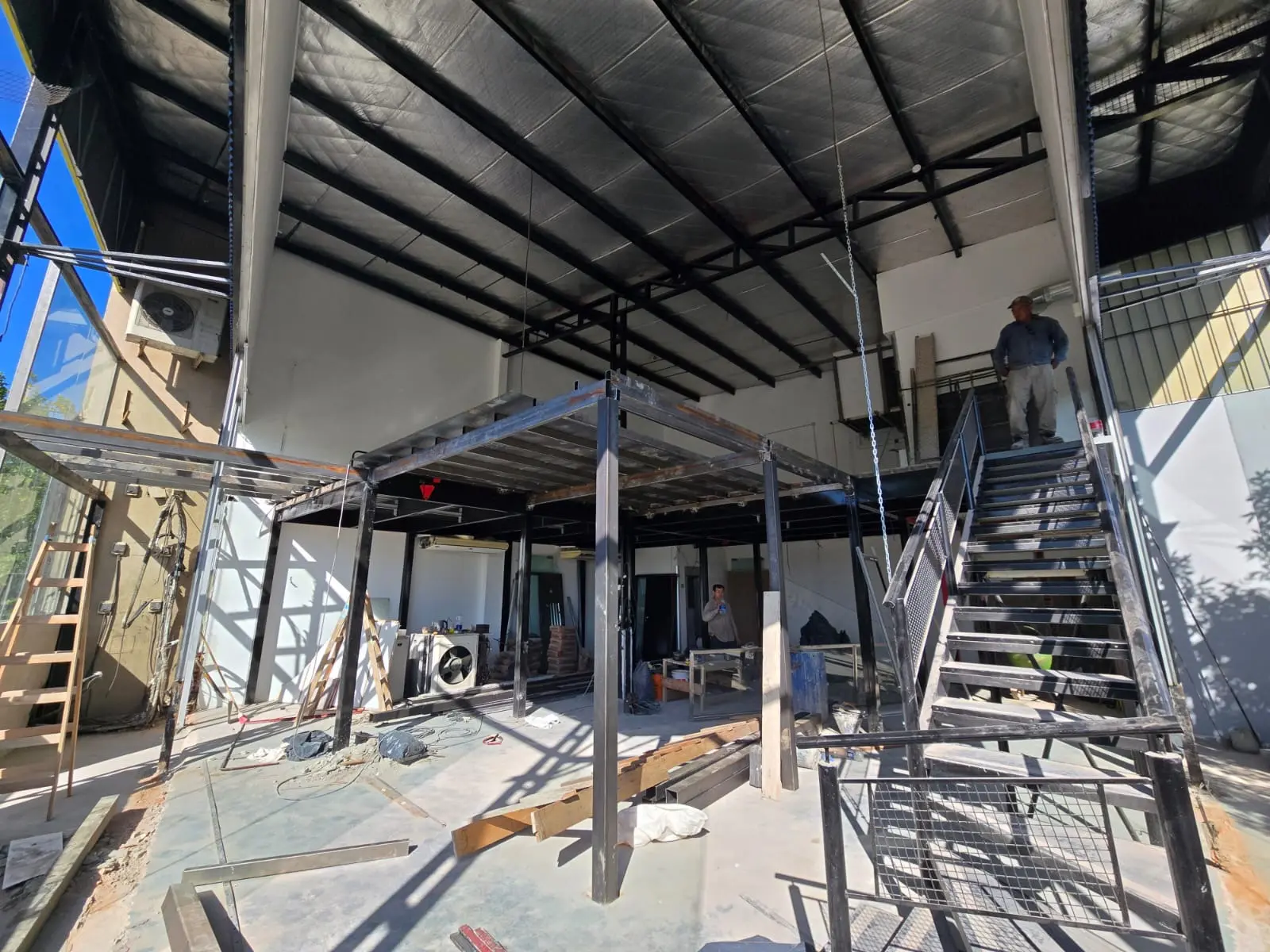 Renovación comercial y refuerzo metálico — registro real de obra 18