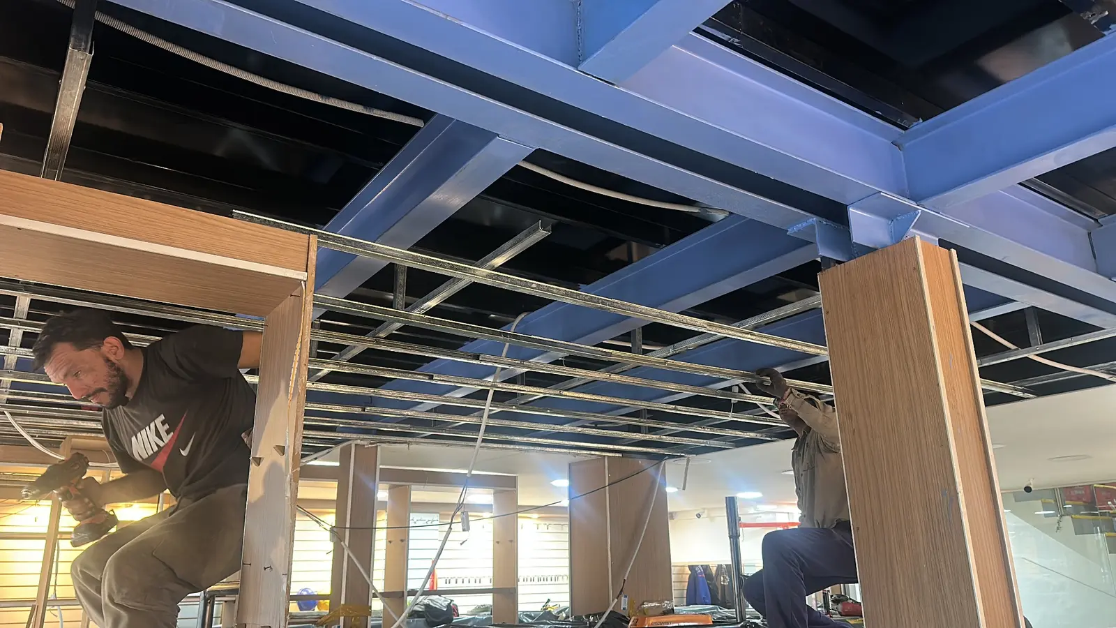 Renovación comercial y refuerzo metálico — registro real de obra 24